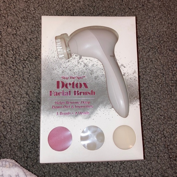 Other - NWT face brush w 4 heads